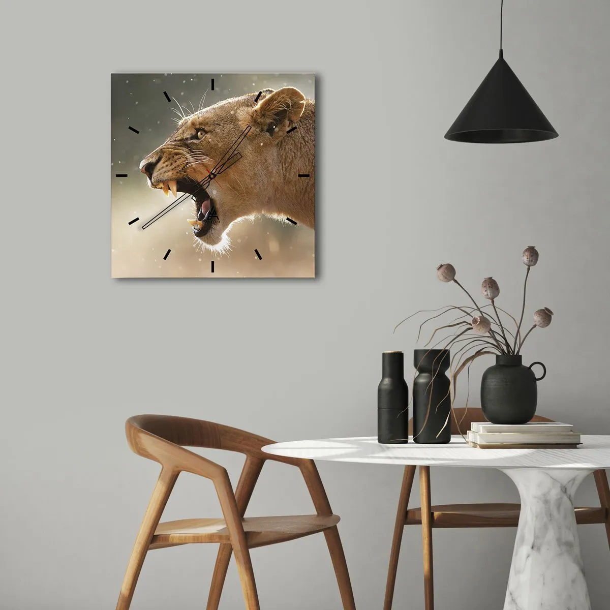 Horloge murale - Pendule murale - Portrait d'une lionne rugissante à la lumière naturelle - 30x30cm - Essayez  de ne pas écouter - Décoration murale moderne pour le salon et la chambre ARTTOR