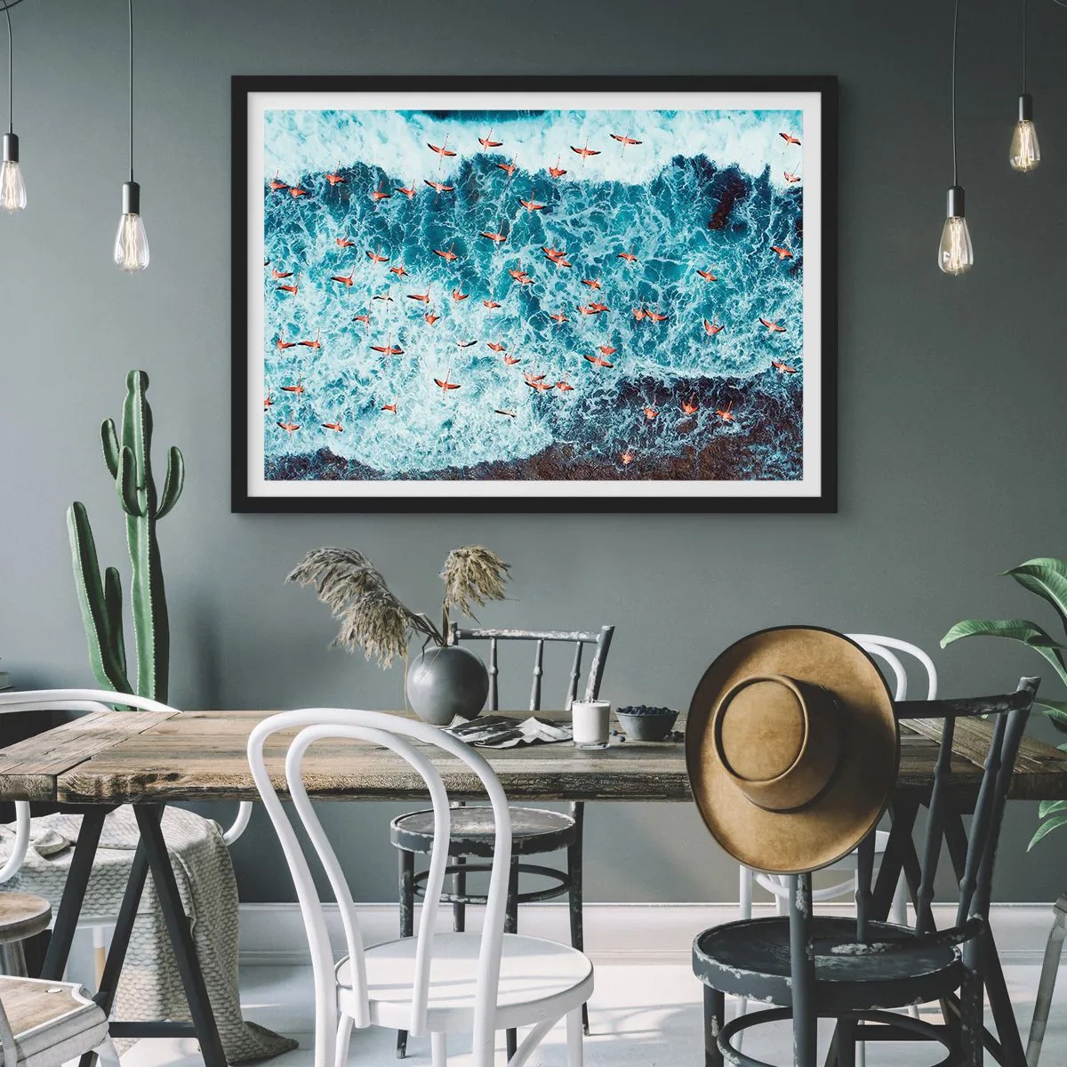 Affiche dans un cadre noir - Poster - Vue aérienne de flamants roses sur un océan bleu - 100x70cm - Défilé du bord de mer - Décoration murale moderne pour le salon et la chambre ARTTOR