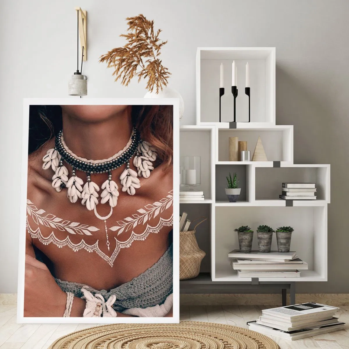 Affiche - Poster - Portrait d'une femme avec un collier de coquillages et un tatouage blanc - 50x70cm - Talismans, rituels de la féminité - Décoration murale moderne pour le salon et la chambre ARTTOR
