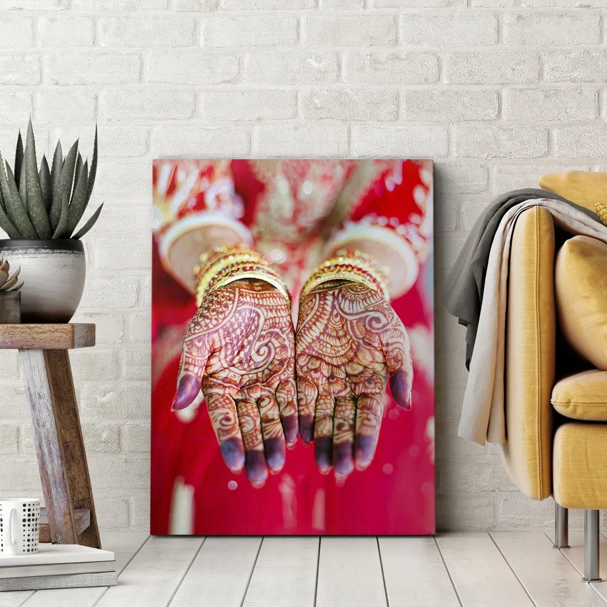 Impression sur toile - Image sur toile - Mains décorées au henné sur fond de robe rouge - 80x120cm - Prêt à saisir votre chance - Décoration murale moderne pour le salon et la chambre ARTTOR