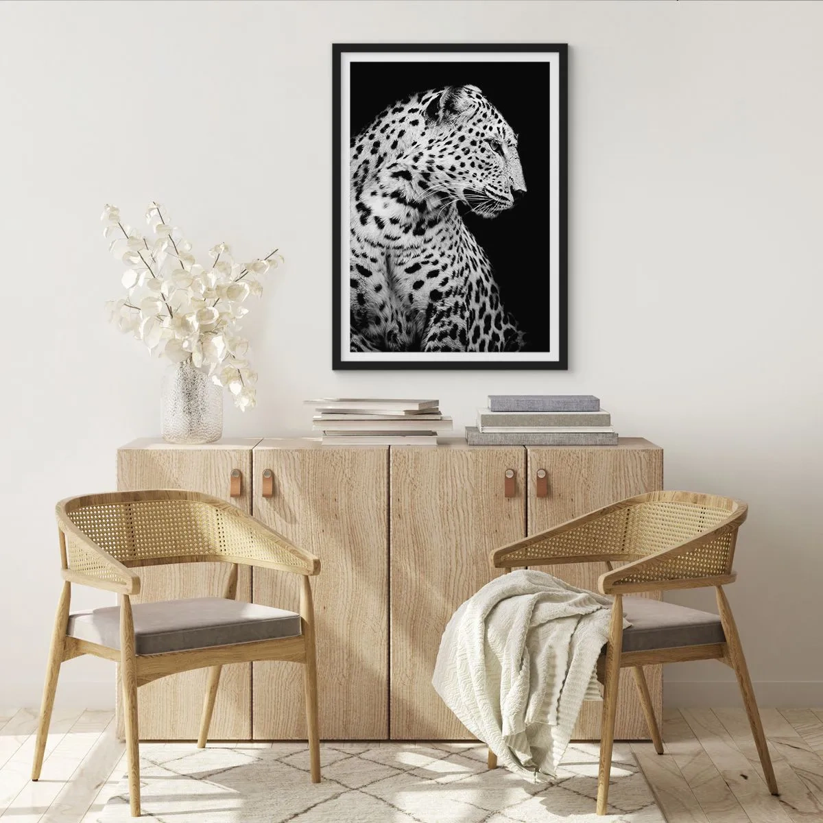 Affiche dans un cadre noir - Poster - Portrait noir et blanc d'un léopard sur fond noir - 50x70cm - Presque un profil parfait! - Décoration murale moderne pour le salon et la chambre ARTTOR
