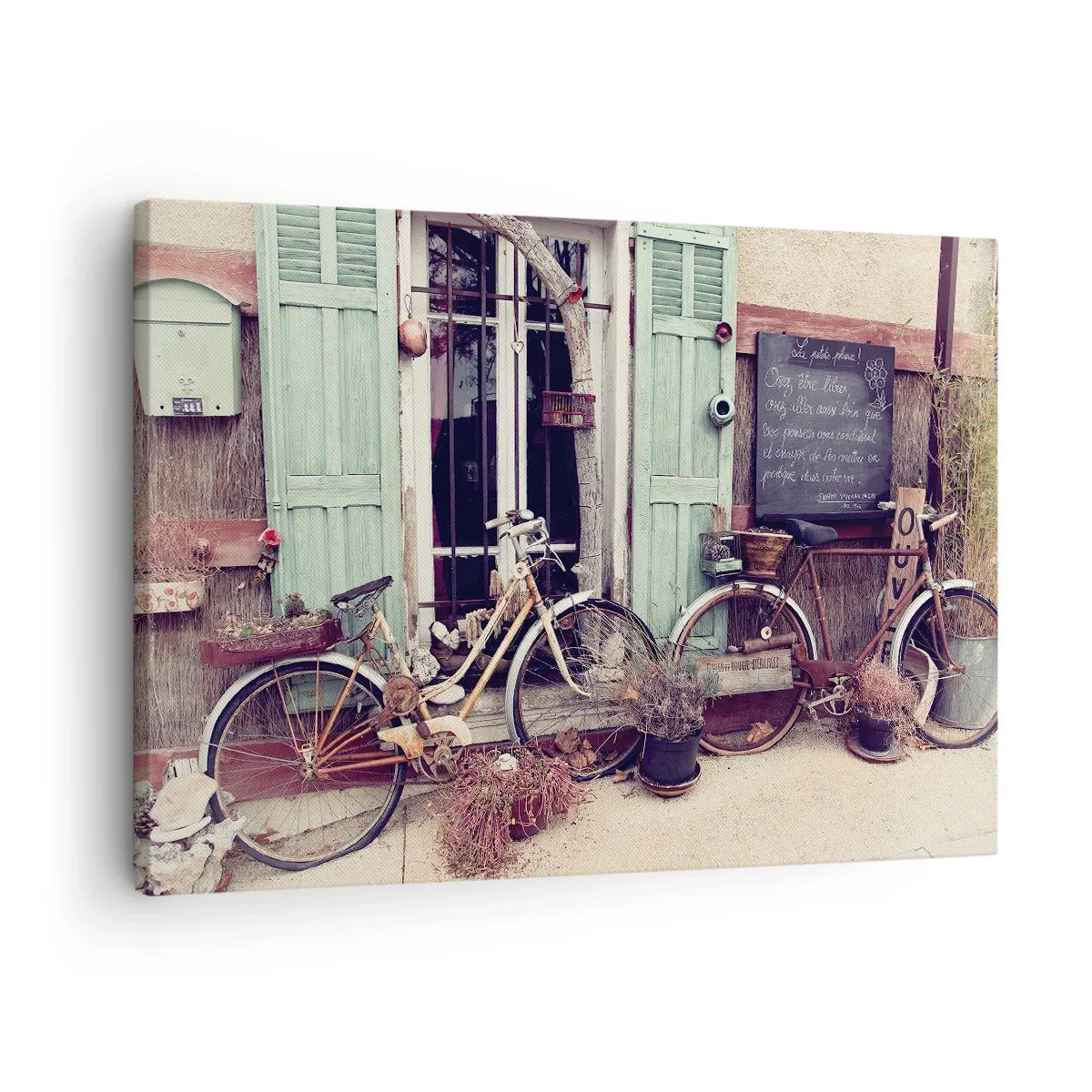 Impression sur toile - Image sur toile - Vélos vintage devant une porte en bois aux volets pastel - 70x50cm - Que la province vive - Décoration murale moderne pour le salon et la chambre ARTTOR