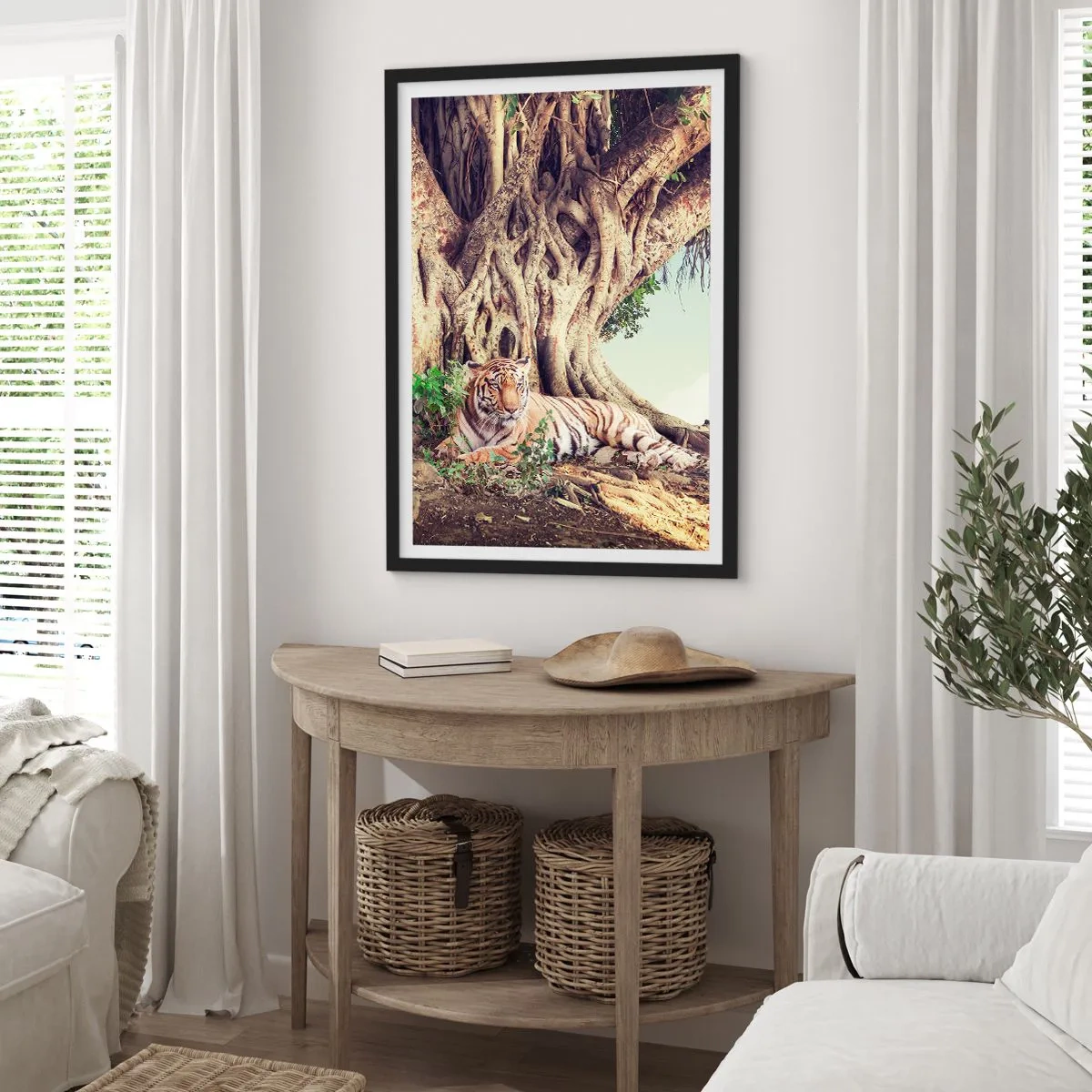 Affiche dans un cadre noir - Poster - Un tigre se repose sous un immense arbre aux racines emmêlées. - 50x70cm - Vue du Livre de la Genèse - Décoration murale moderne pour le salon et la chambre ARTTOR