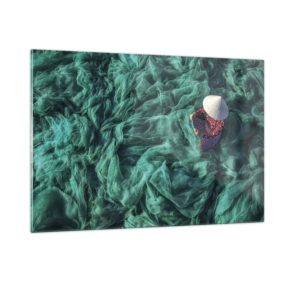 Impression sur verre - Image sur verre - Une femme portant un chapeau traditionnel réparant des filets - 120x80cm - Dans une mer de filet - Décoration murale moderne pour le salon et la chambre ARTTOR