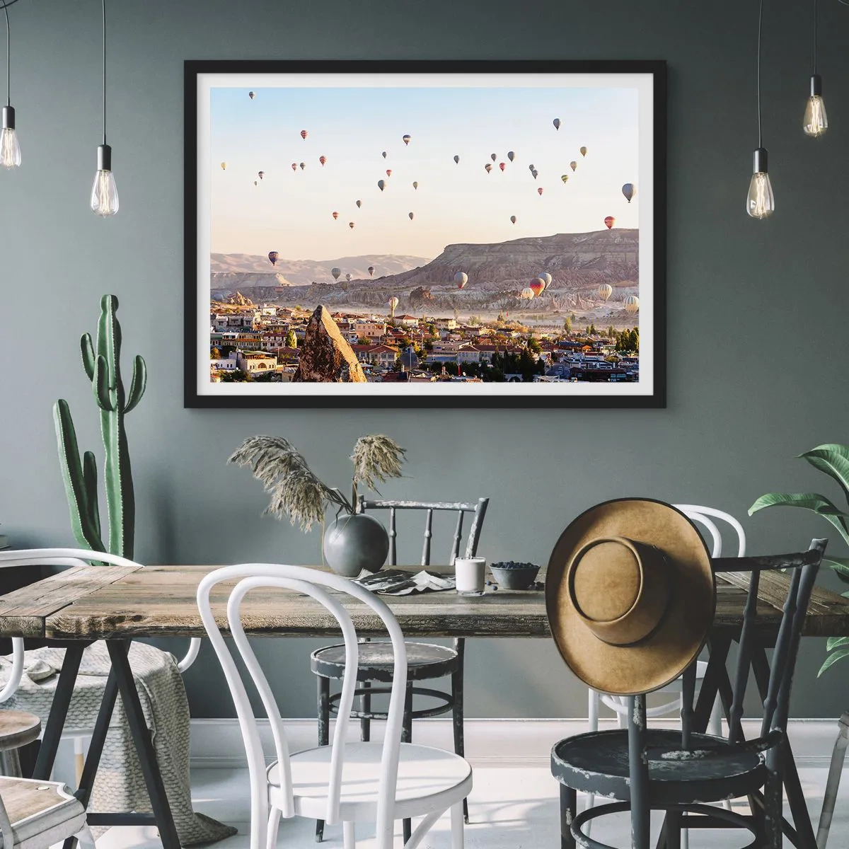 Affiche dans un cadre noir - Poster - Cappadoce avec des ballons sur fond de collines pittoresques - 100x70cm - Comme des navires dans le ciel - Décoration murale moderne pour le salon et la chambre ARTTOR