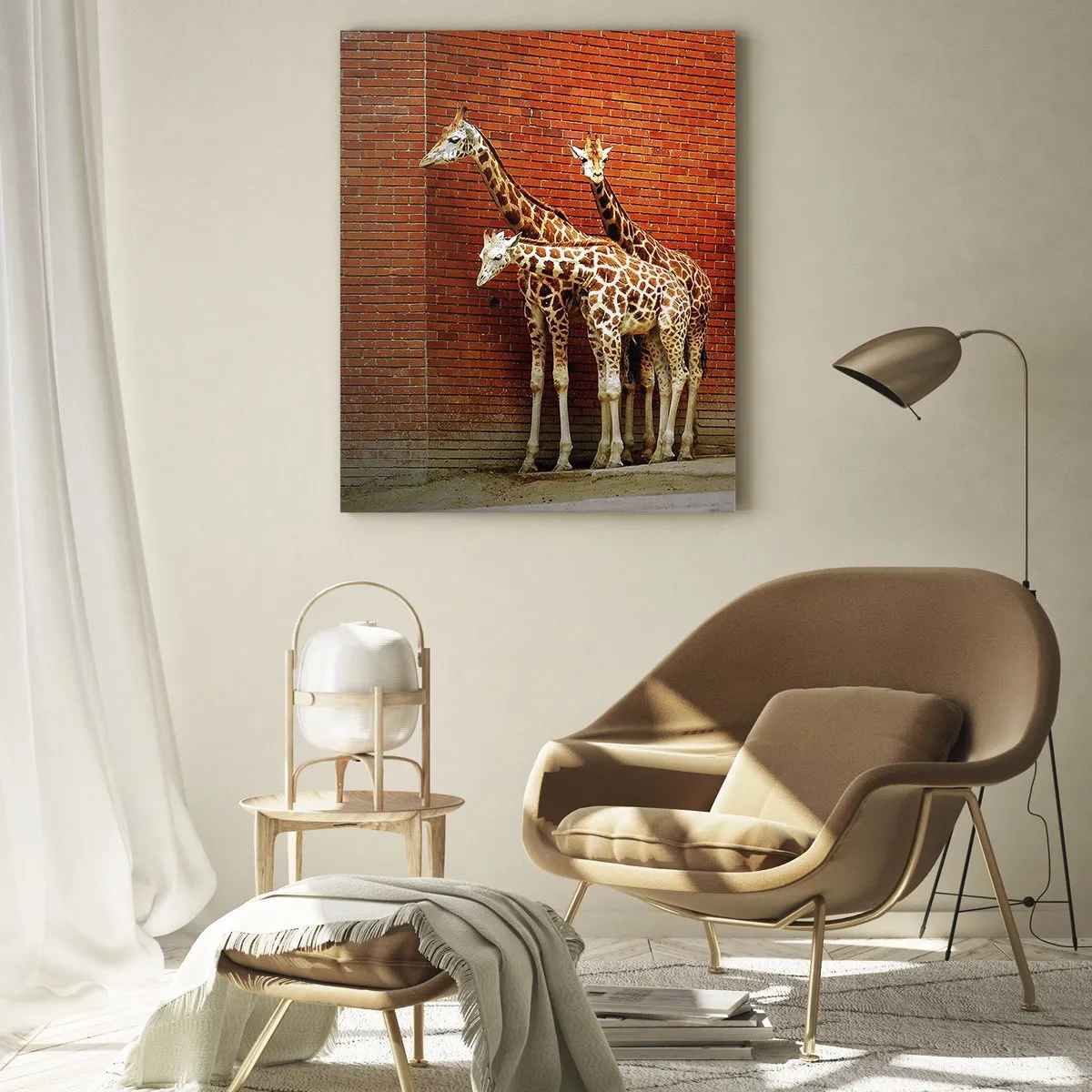 Impression sur verre - Image sur verre - Quatre girafes contre un mur de briques dans un décor artistique - 70x100cm - Voyez-vous des acacias ? - Décoration murale moderne pour le salon et la chambre ARTTOR