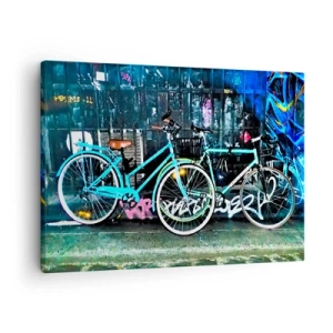 Impression sur toile - Image sur toile - Deux vélos turquoise sur fond de graffitis urbains. - 70x50cm - L'appel de la ville  - Décoration murale moderne pour le salon et la chambre ARTTOR
