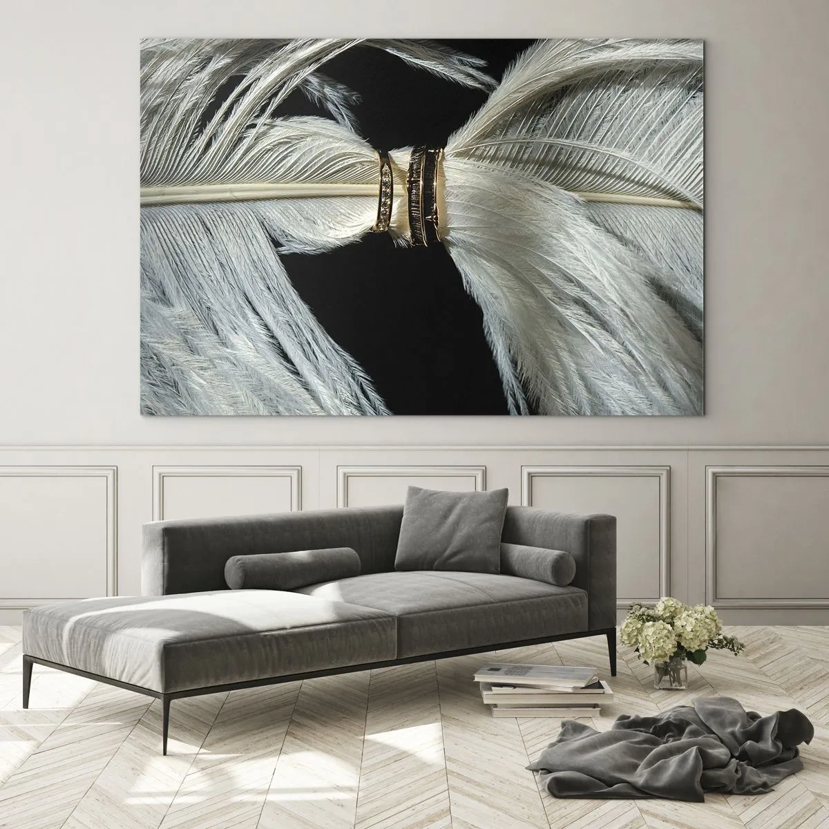 Impression sur verre - Image sur verre - Gros plan d'alliances sur des plumes blanches sur fond noir - 120x80cm - ... et je ne te laisserai pas ... - Décoration murale moderne pour le salon et la chambre ARTTOR