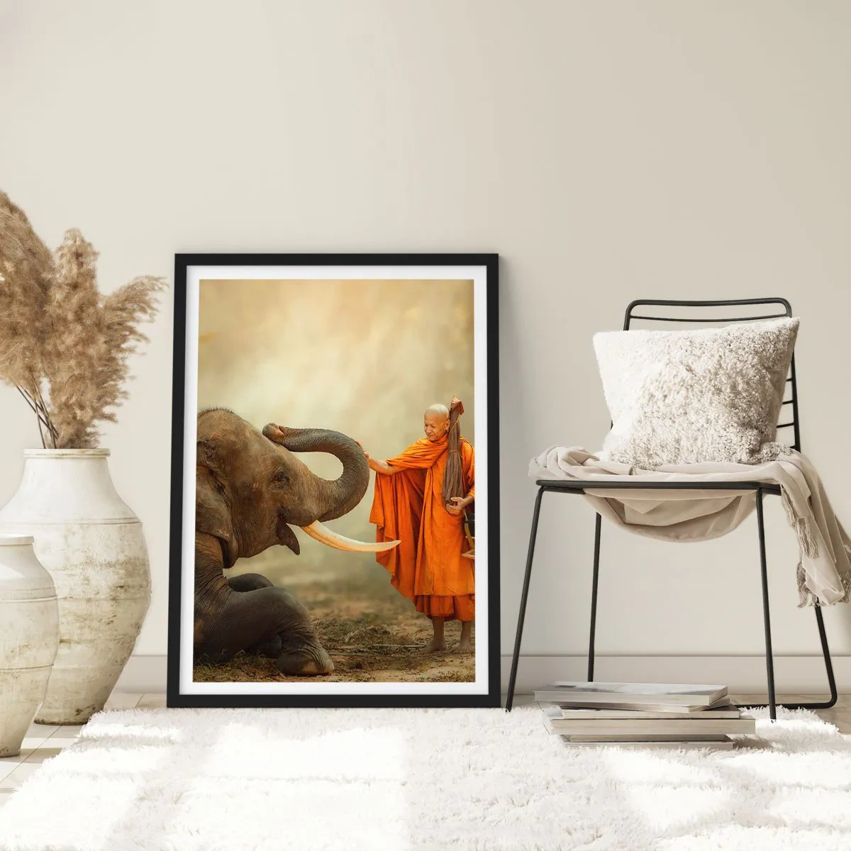Affiche dans un cadre noir - Poster - Un moine en robe orange avec un éléphant en arrière-plan - 50x70cm - Rencontre en voyageant - Décoration murale moderne pour le salon et la chambre ARTTOR