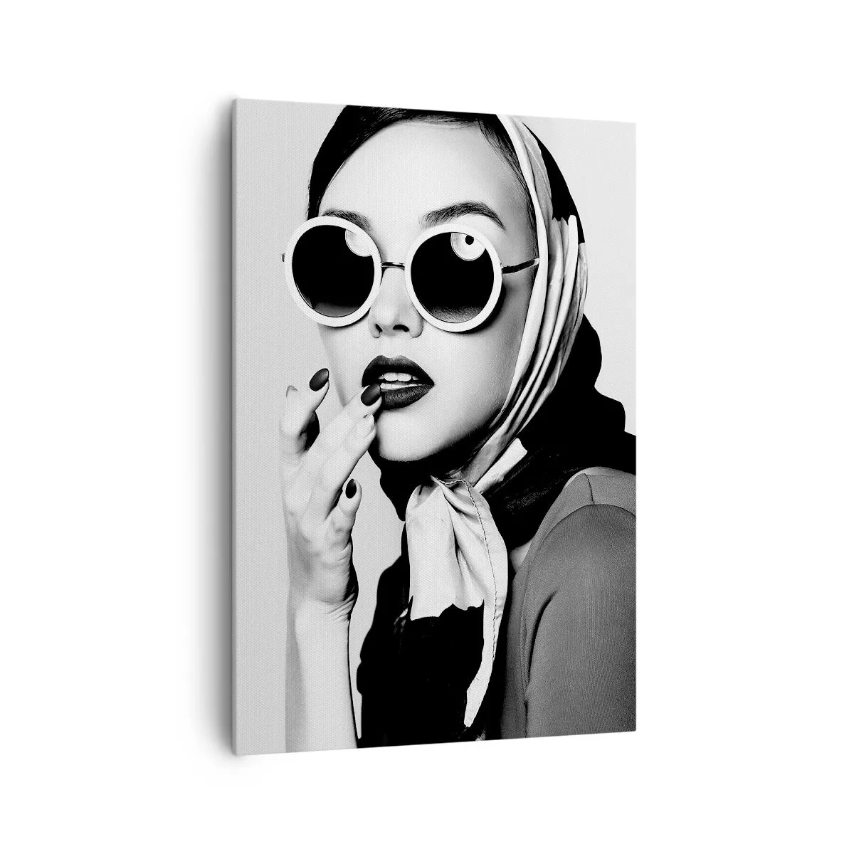 Impression sur toile - Image sur toile - Portrait en noir et blanc d'une femme portant des lunettes et un foulard - 70x100cm - Salutations des années 60 - Décoration murale moderne pour le salon et la chambre ARTTOR