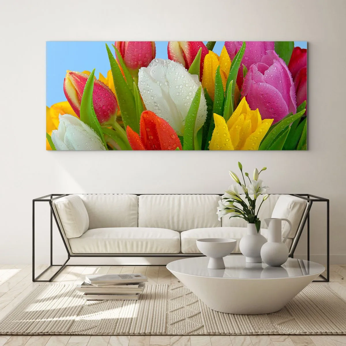 Impression sur verre - Image sur verre - Tulipes colorées couvertes de gouttes de rosée sur fond bleu - 140x50cm - Un arc-en-ciel fleuri en gouttes de rosée - Décoration murale moderne pour le salon et la chambre ARTTOR