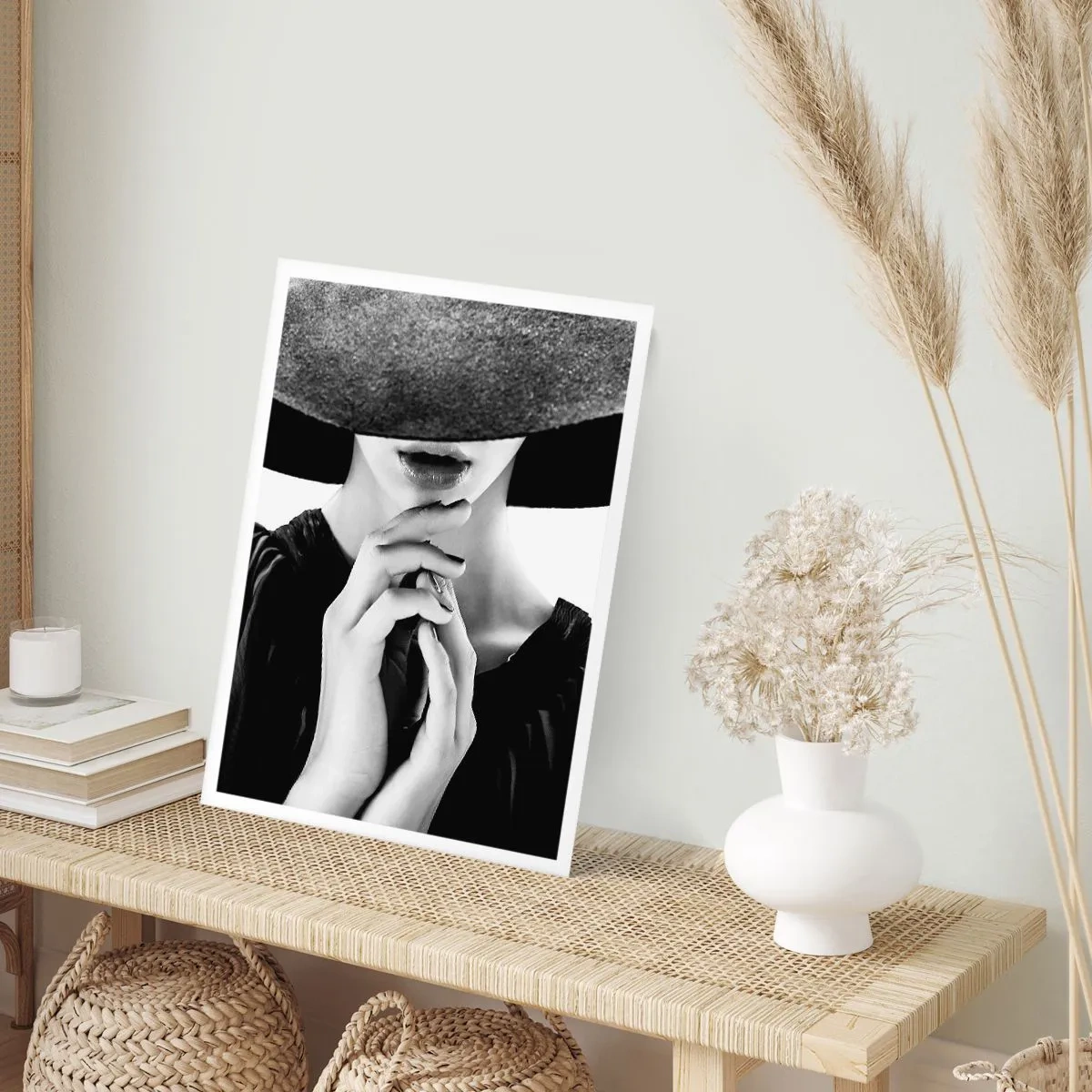 Affiche - Poster - Portrait en noir et blanc d'une femme portant un chapeau et le visage couvert - 50x70cm - Beauté cachée - Décoration murale moderne pour le salon et la chambre ARTTOR