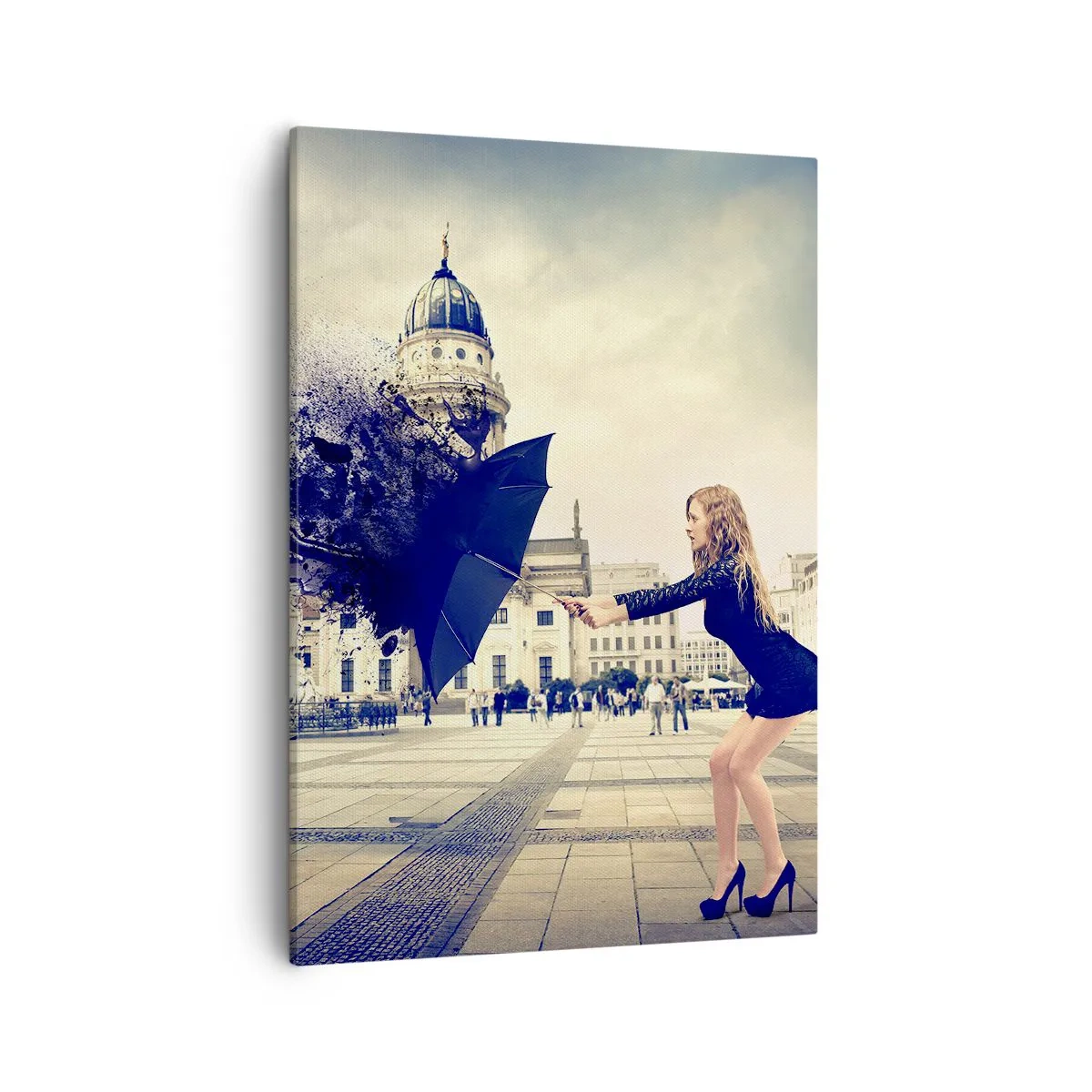 Impression sur toile - Image sur toile - Une femme avec un parapluie dans une composition artistique sur fond urbain - 50x70cm - Il y a un tel vent… - Décoration murale moderne pour le salon et la chambre ARTTOR