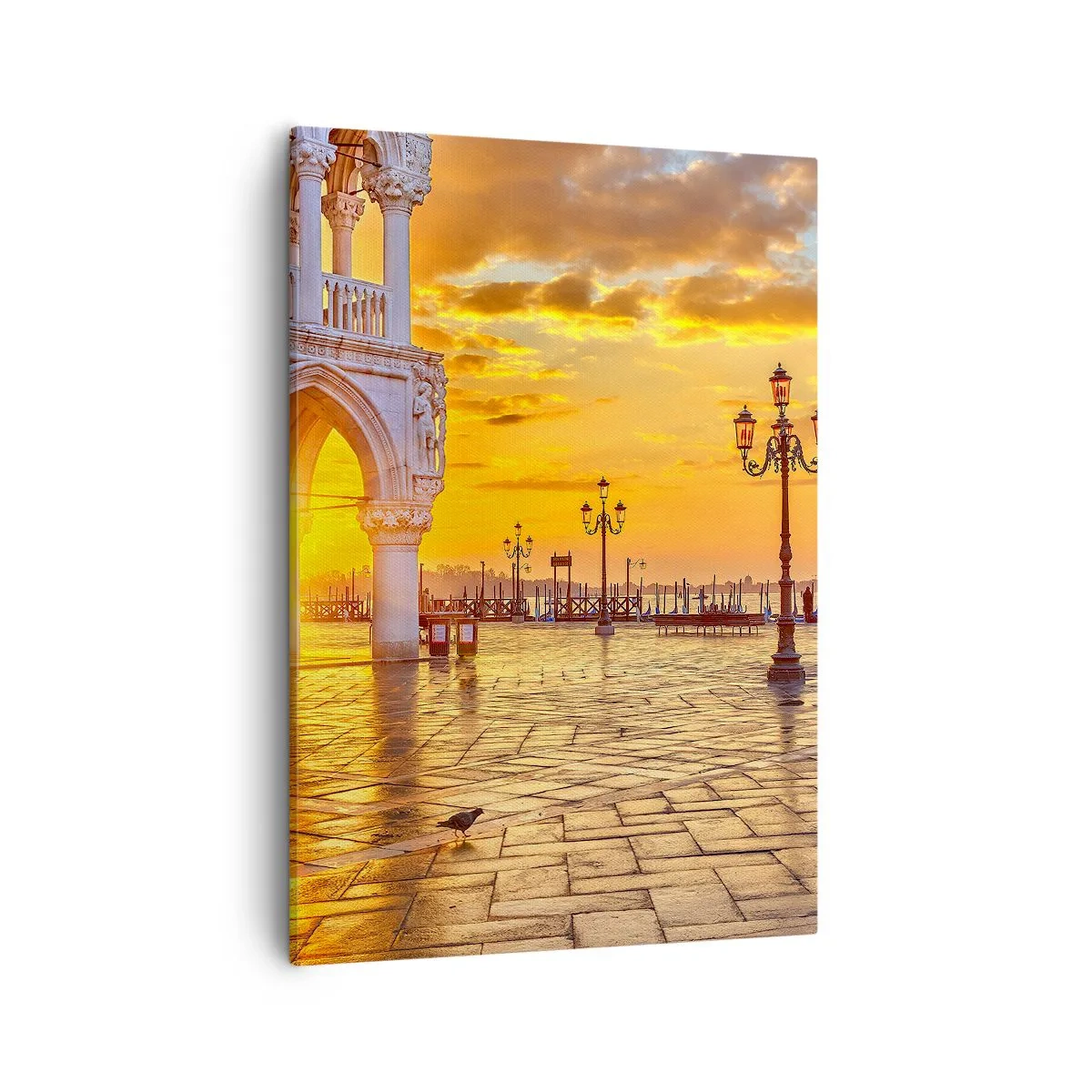 Impression sur toile - Image sur toile - Coucher de soleil doré sur la place de la ville avec des arcades et des lampes - 50x70cm - Où est tout le monde? - Décoration murale moderne pour le salon et la chambre ARTTOR
