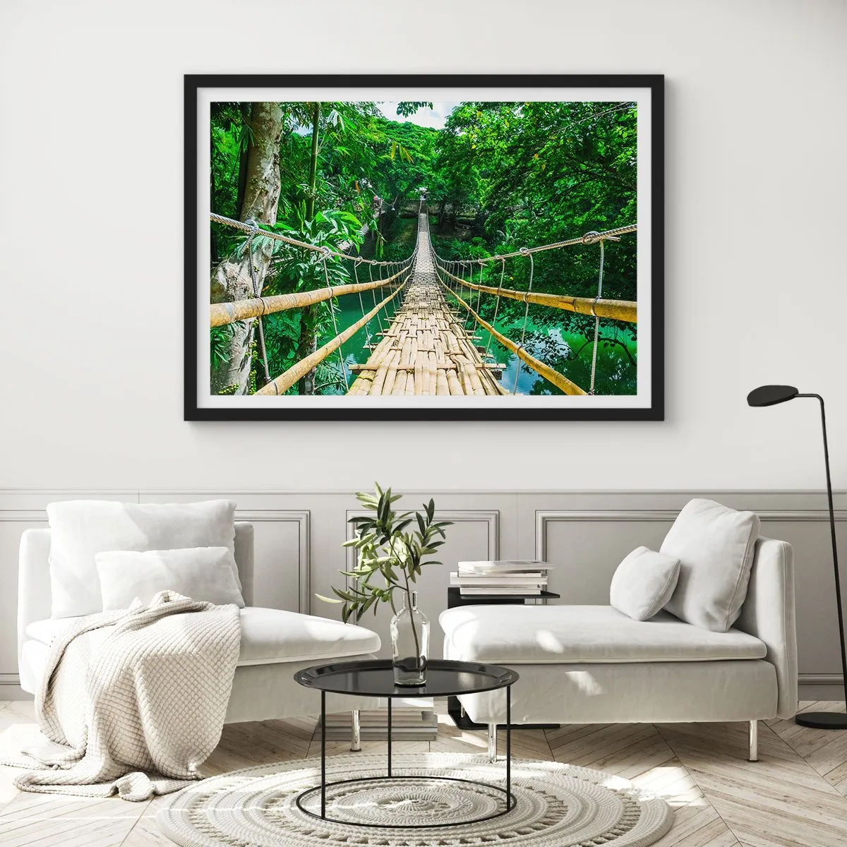 Affiche dans un cadre noir - Poster - Un pont suspendu en bambou entouré de verdure - 100x70cm - Pont de singe en pleine nature - Décoration murale moderne pour le salon et la chambre ARTTOR