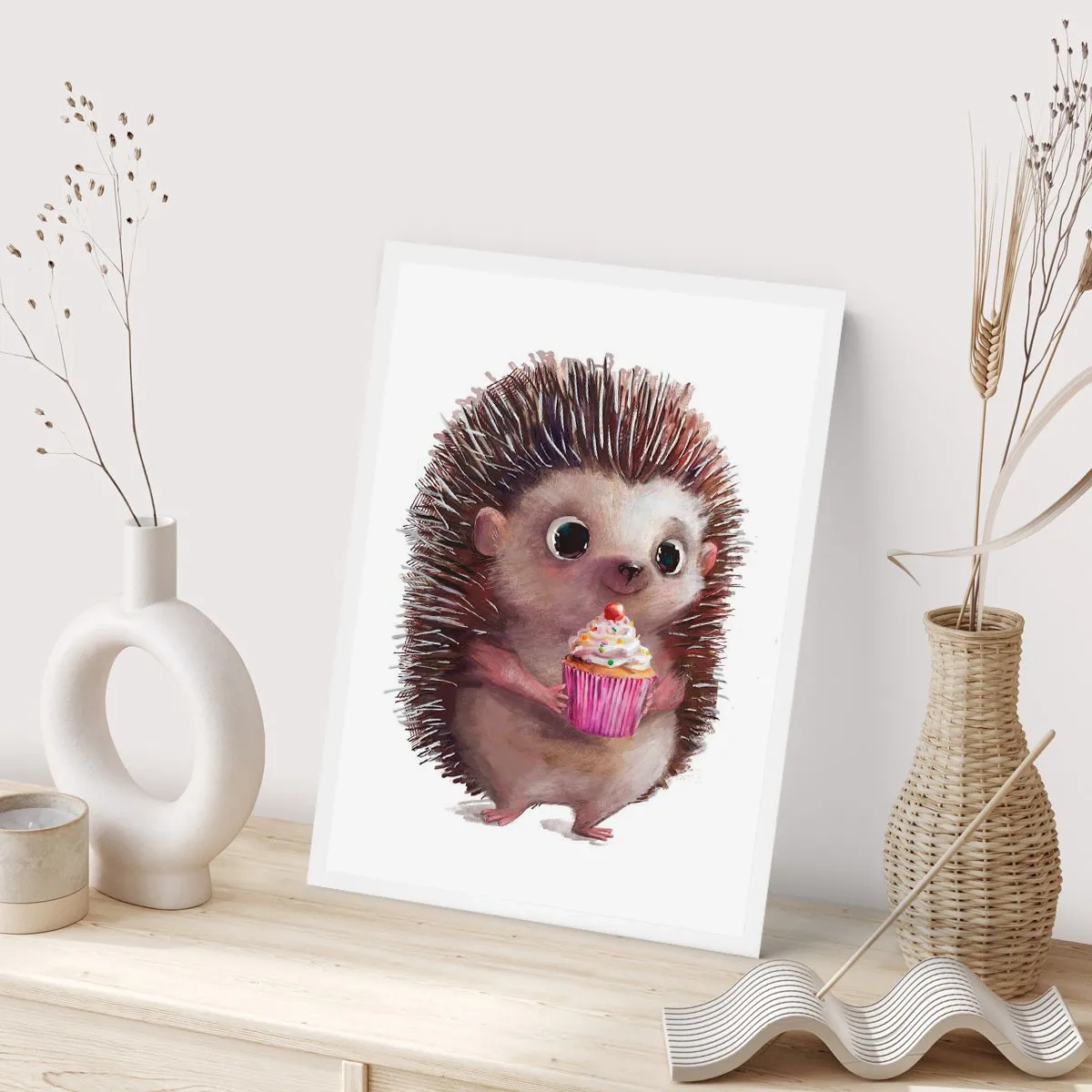 Affiche - Poster - Un hérisson mignon tenant un cupcake coloré - 50x70cm - La fête c'est tous les jours - Décoration murale moderne pour le salon et la chambre ARTTOR