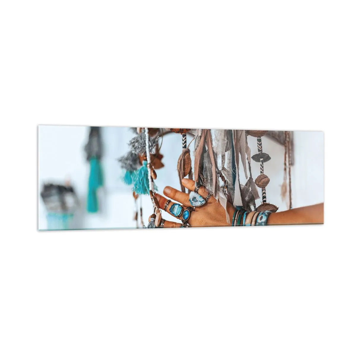 Impression sur verre - Image sur verre - Une main ornée de bijoux bohèmes avec des décorations en arrière-plan - 160x50cm - Trésor local - Décoration murale moderne pour le salon et la chambre ARTTOR