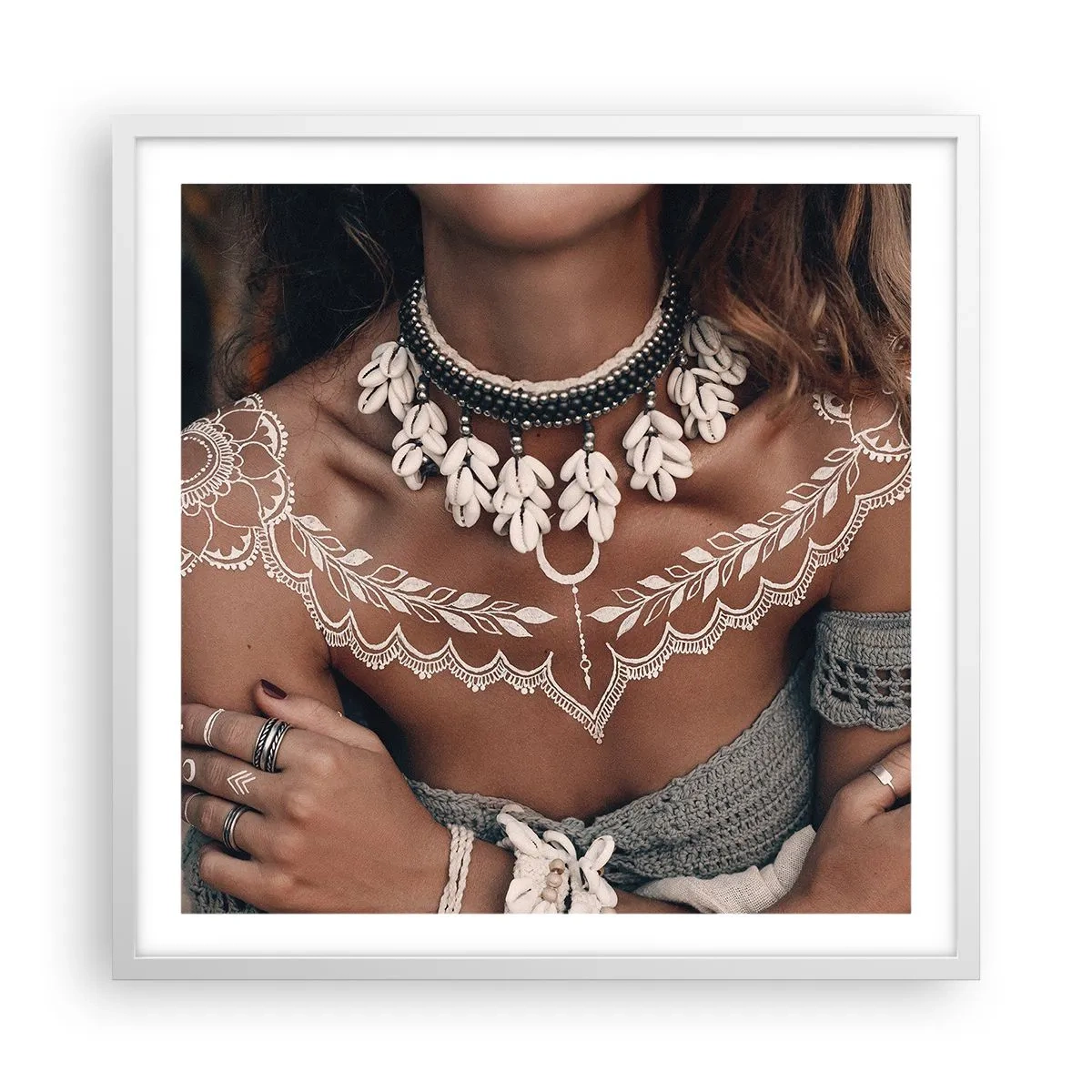 Affiche dans un cadre blanc - Poster - Talismans, rituels de la féminité - 60x60 cm