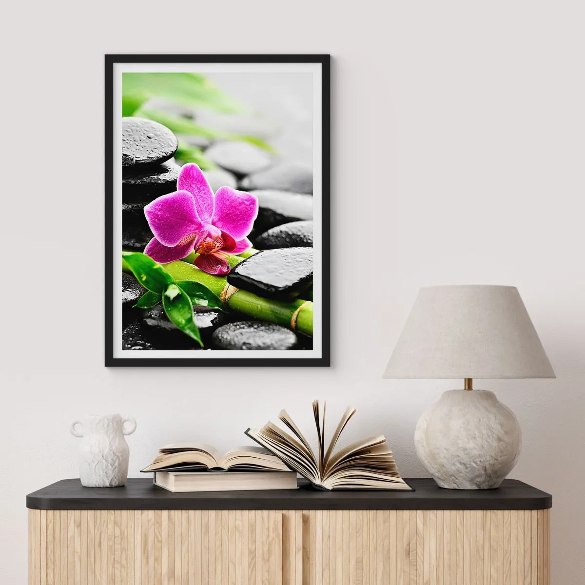 Affiche dans un cadre noir - Poster - Orchidée violette sur pierres humides et feuilles vertes - 50x70cm - Dans un équilibre de calme - Décoration murale moderne pour le salon et la chambre ARTTOR