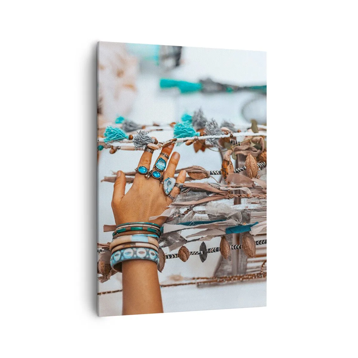 Impression sur toile - Image sur toile - Une main ornée de bijoux bohèmes avec des décorations en arrière-plan - 70x100cm - Trésor local - Décoration murale moderne pour le salon et la chambre ARTTOR
