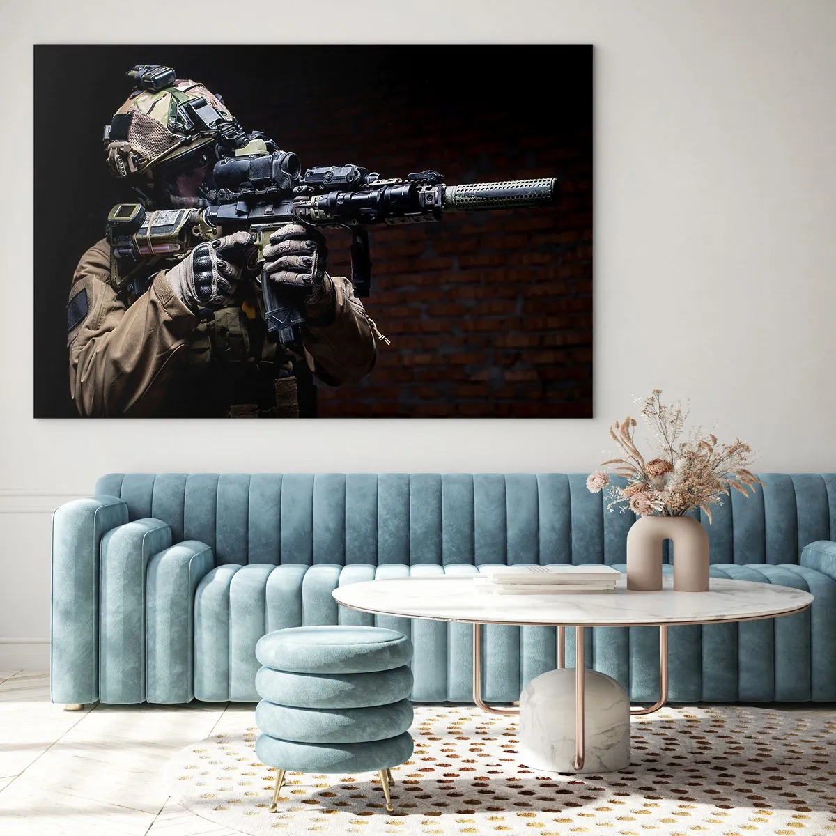 Impression sur verre - Image sur verre - Un soldat en équipement complet avec un fusil contre un mur de briques - 70x50cm - Meurtrier efficace - Décoration murale moderne pour le salon et la chambre ARTTOR