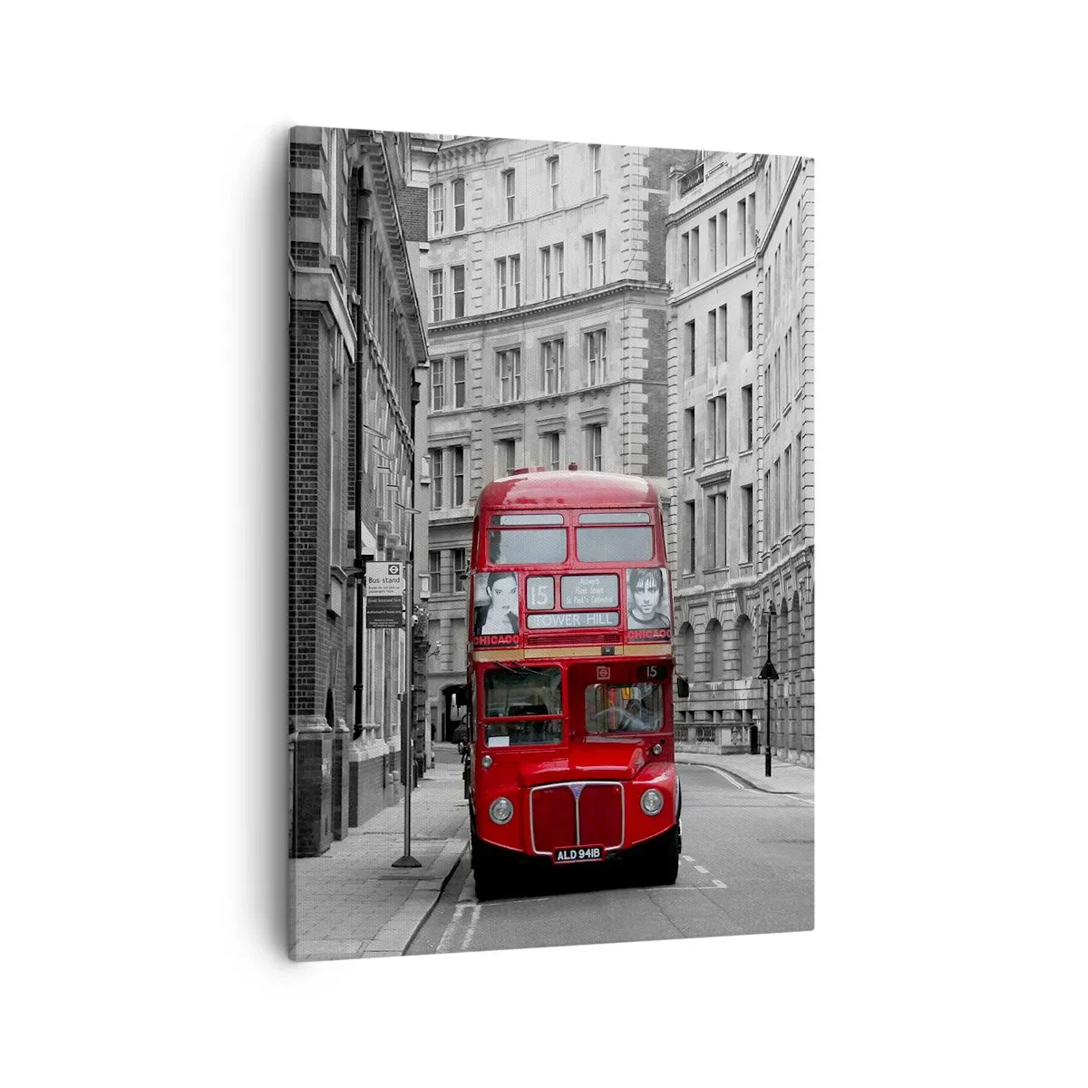 Impression sur toile - Image sur toile - Un bus rouge sur fond de bâtiments urbains noirs et blancs. - 50x70cm - La vie de tous les jours ne doit pas être grise - Décoration murale moderne pour le salon et la chambre ARTTOR