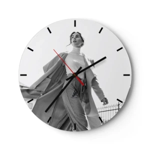 Horloge murale - Pendule murale - Une femme élégante en mouvement sur fond d'architecture urbaine - 30x30cm - Tu viens avec moi? - Décoration murale moderne pour le salon, la cuisine et la chambre ARTTOR