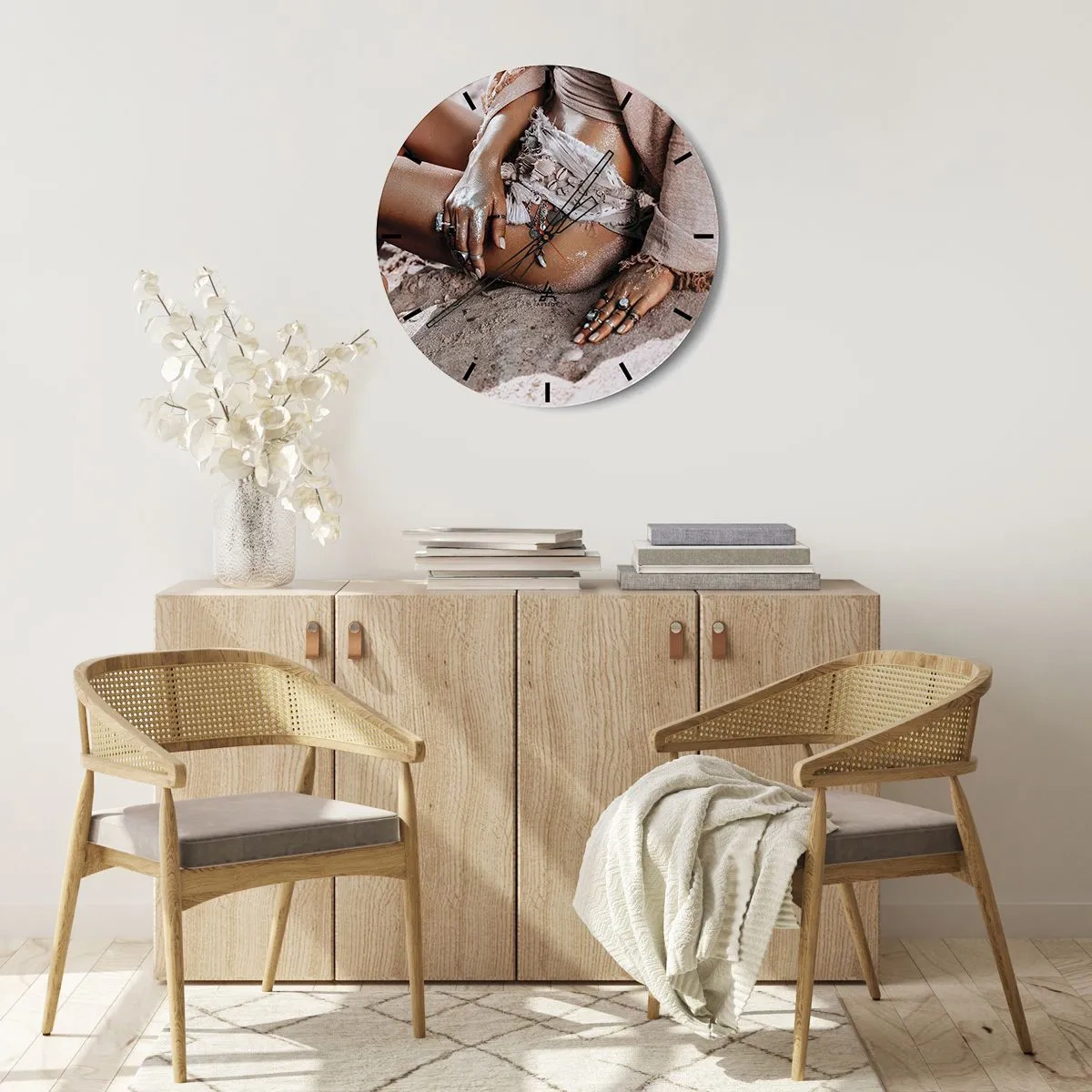 Horloge murale - Pendule murale - Style bohème féminin avec bijoux et sable sur la peau - 30x30cm - Rejeté par la vague? - Décoration murale moderne pour le salon, la cuisine et la chambre ARTTOR