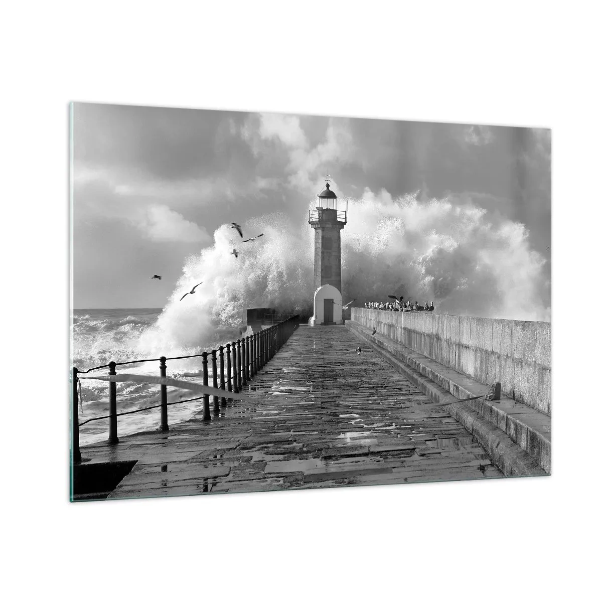Impression sur verre - Image sur verre - Une photo en noir et blanc d'un phare au milieu de vagues déferlantes. - 100x70cm - Sans peur - Décoration murale moderne pour le salon et la chambre ARTTOR