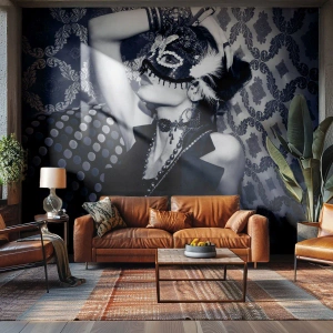 Papier Peint Photo Premium Sand - Une femme portant un masque décoratif sur fond de papier peint à motifs. - 100x70cm - Décorations, ornements, motifs… - Décoration murale moderne pour le salon et la chambre ARTTOR