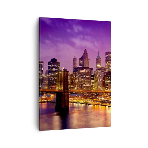 Impression sur toile - Image sur toile - Panorama de la ville avec le pont dans la lumière du soir contre le ciel violet - 50x70cm - Manhathann or violet - Décoration murale moderne pour le salon et la chambre ARTTOR