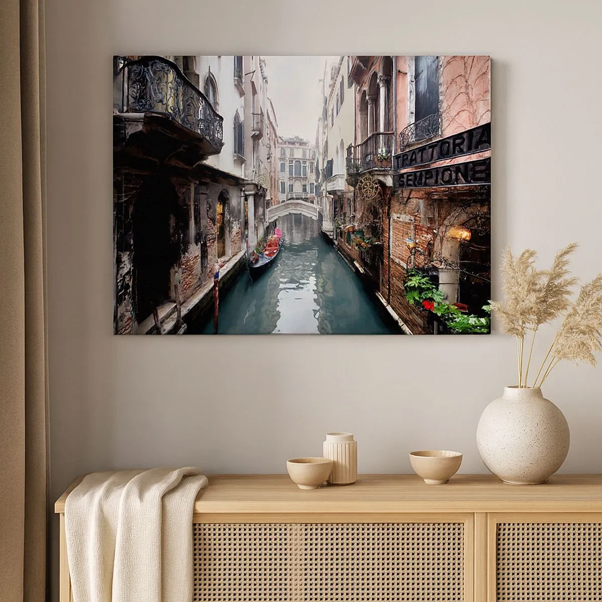 Impression sur toile - Image sur toile - Un canal à Venise avec une gondole et des bâtiments historiques - 70x50cm - Paysage vénitien avec une gondole et un pont - Décoration murale moderne pour le salon et la chambre ARTTOR