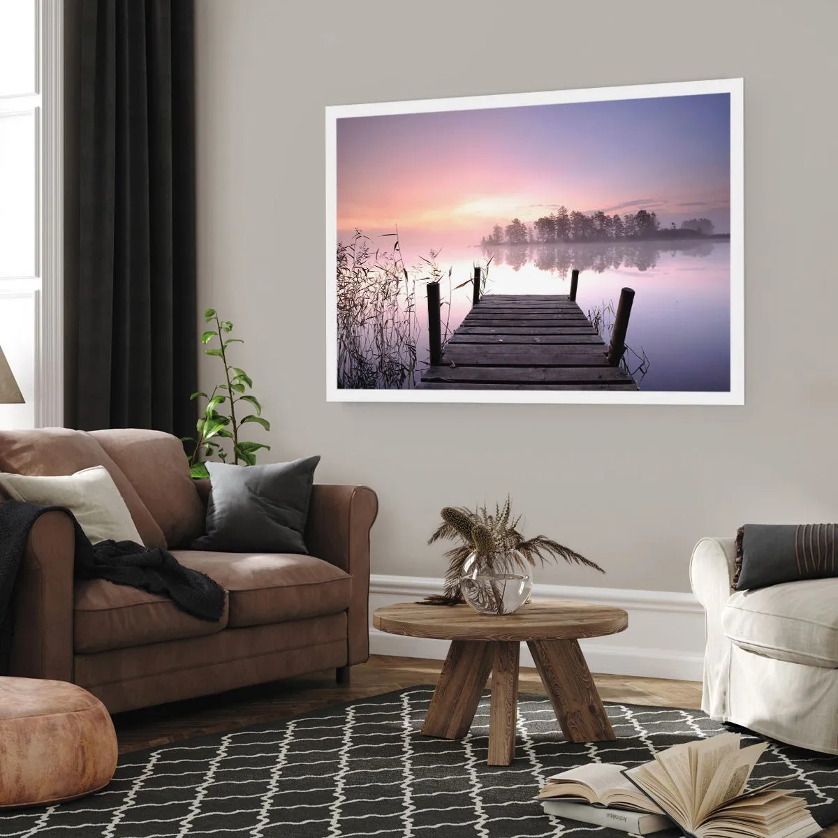 Affiche - Poster - Une jetée au bord du lac à l'aube avec du brouillard et un ciel pastel - 100x70cm - De la brume lilas… - Décoration murale moderne pour le salon et la chambre ARTTOR