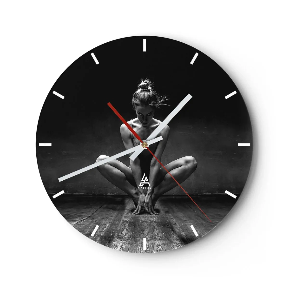 Horloge murale - Pendule murale - Portrait noir et blanc d'une danseuse dans une pose dynamique - 30x30cm - Concentration de l'énergie de la danse - Décoration murale moderne pour le salon, la cuisine et la chambre ARTTOR