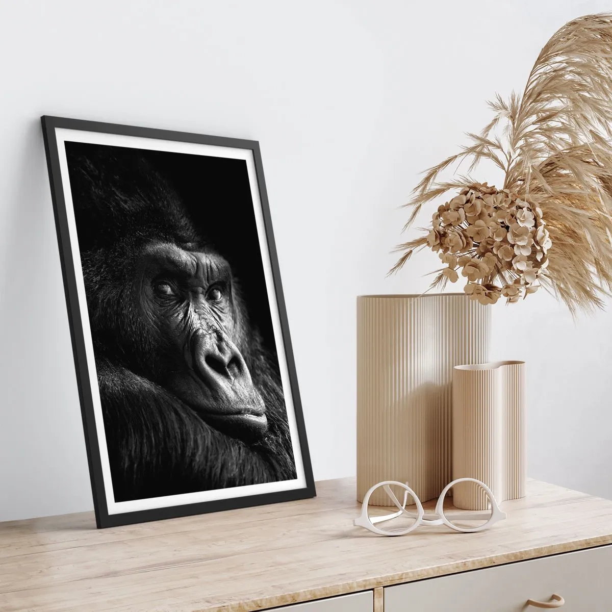 Affiche dans un cadre noir - Poster - Portrait d'un gorille sur fond noir avec des détails saisissants - 50x70cm - Et qu'est-ce que tu regardes? - Décoration murale moderne pour le salon et la chambre ARTTOR