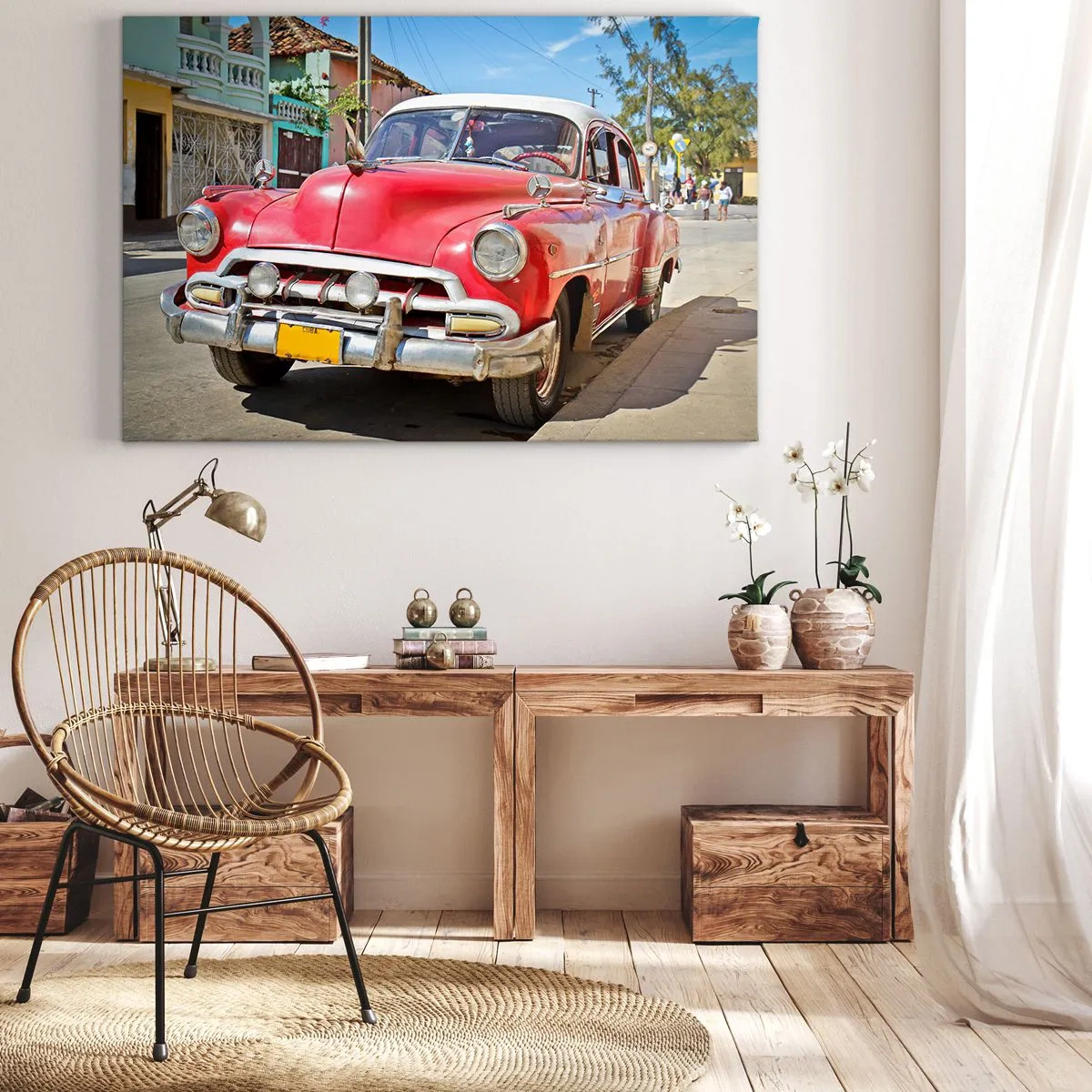 Impression sur toile - Image sur toile - Une voiture classique rouge garée dans la rue par une journée ensoleillée - 100x70cm - Seulement à Cuba - Décoration murale moderne pour le salon et la chambre ARTTOR