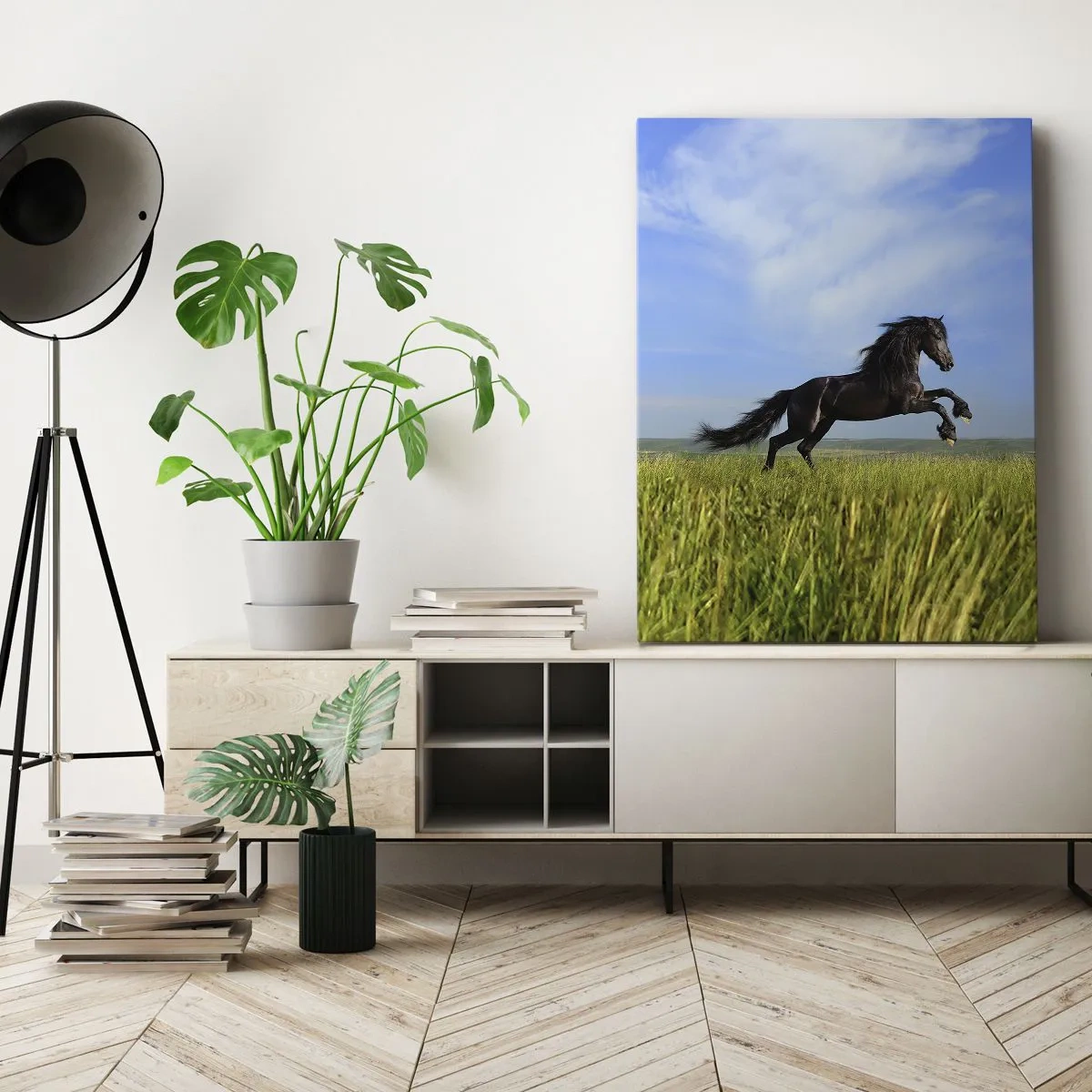 Impression sur toile - Image sur toile - Un cheval noir courant contre un ciel bleu et une prairie verte - 70x100cm - Un manifeste de liberté passionnant - Décoration murale moderne pour le salon et la chambre ARTTOR