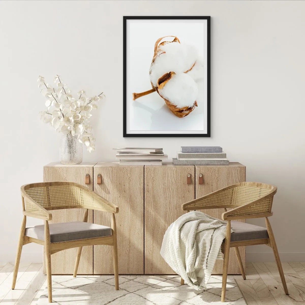 Affiche dans un cadre noir - Poster - Gros plan d'une branche de coton aux fibres blanches délicates. - 50x70cm - Doux par nature - Décoration murale moderne pour le salon et la chambre ARTTOR