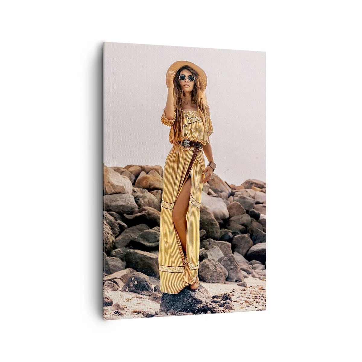 Impression sur toile - Image sur toile - Une femme au style bohème sur fond de plage rocheuse - 80x120cm - La magie des pierres - Décoration murale moderne pour le salon et la chambre ARTTOR