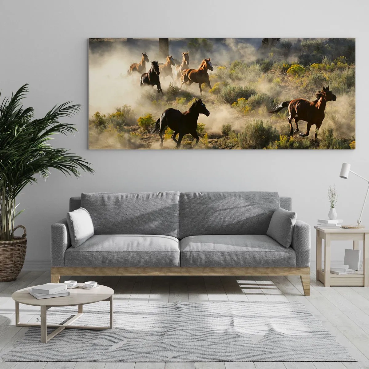 Impression sur verre - Image sur verre - Un troupeau de chevaux sauvages galopant à travers la poussière et la végétation - 160x50cm - Rivalité - liberté ou force masculine ? - Décoration murale moderne pour le salon et la chambre ARTTOR