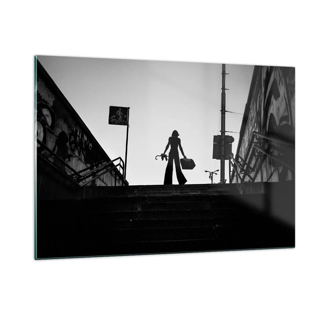 Impression sur verre - Image sur verre - Silhouette noire et blanche d'une femme sur fond de paysage urbain - 120x80cm - Pèlerinage urbain - Décoration murale moderne pour le salon et la chambre ARTTOR