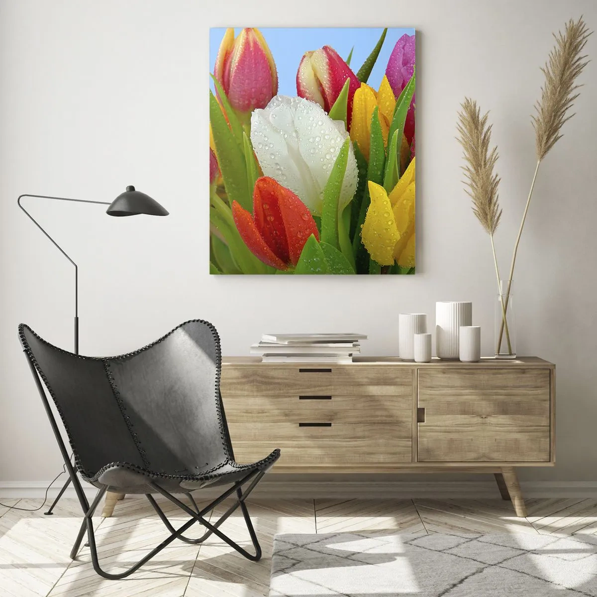 Impression sur verre - Image sur verre - Tulipes colorées couvertes de gouttes de rosée sur fond bleu - 70x100cm - Un arc-en-ciel fleuri en gouttes de rosée - Décoration murale moderne pour le salon et la chambre ARTTOR