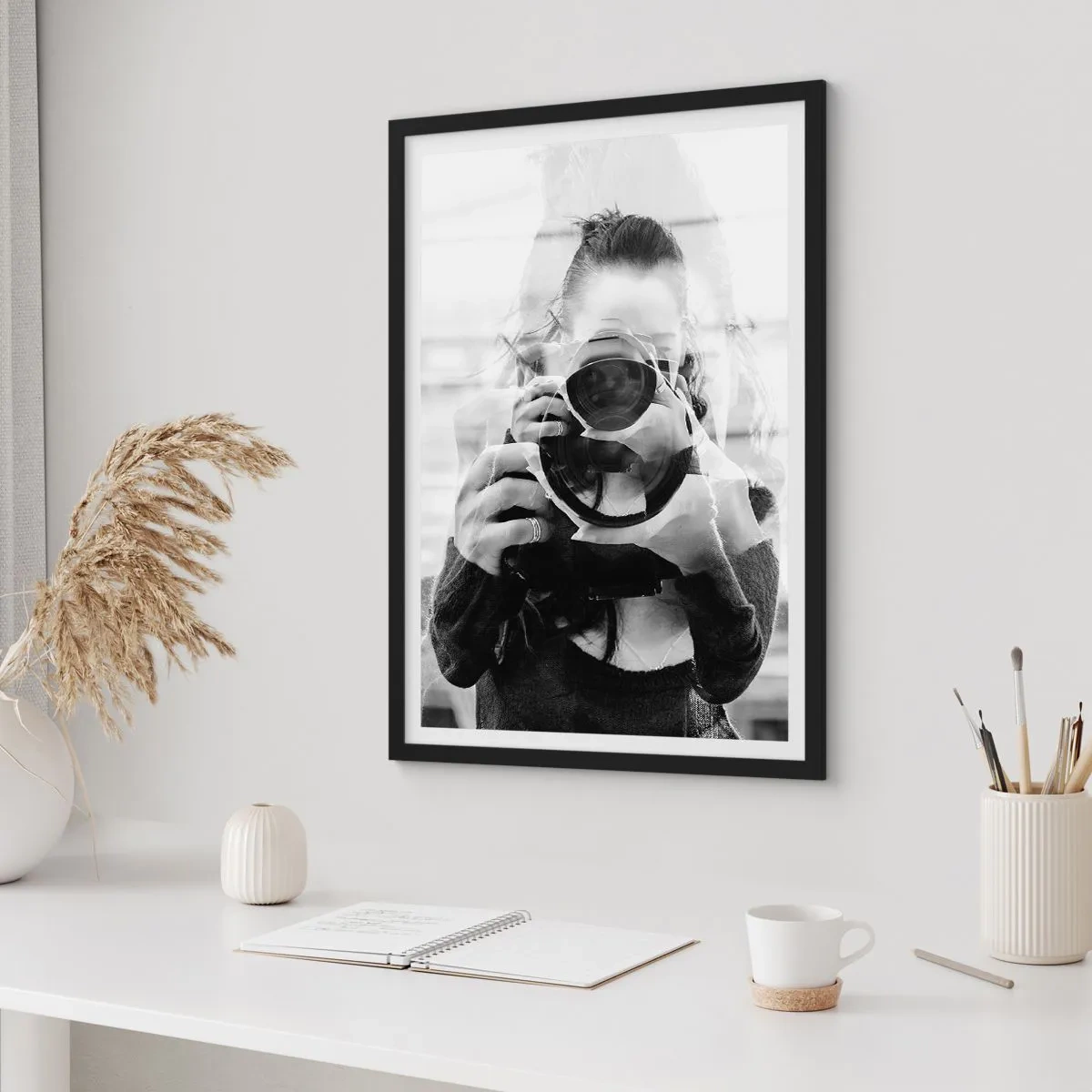Affiche dans un cadre noir - Poster - Double exposition du photographe et de l'appareil photo en noir et blanc - 50x70cm - Créateur et matériel - Décoration murale moderne pour le salon et la chambre ARTTOR