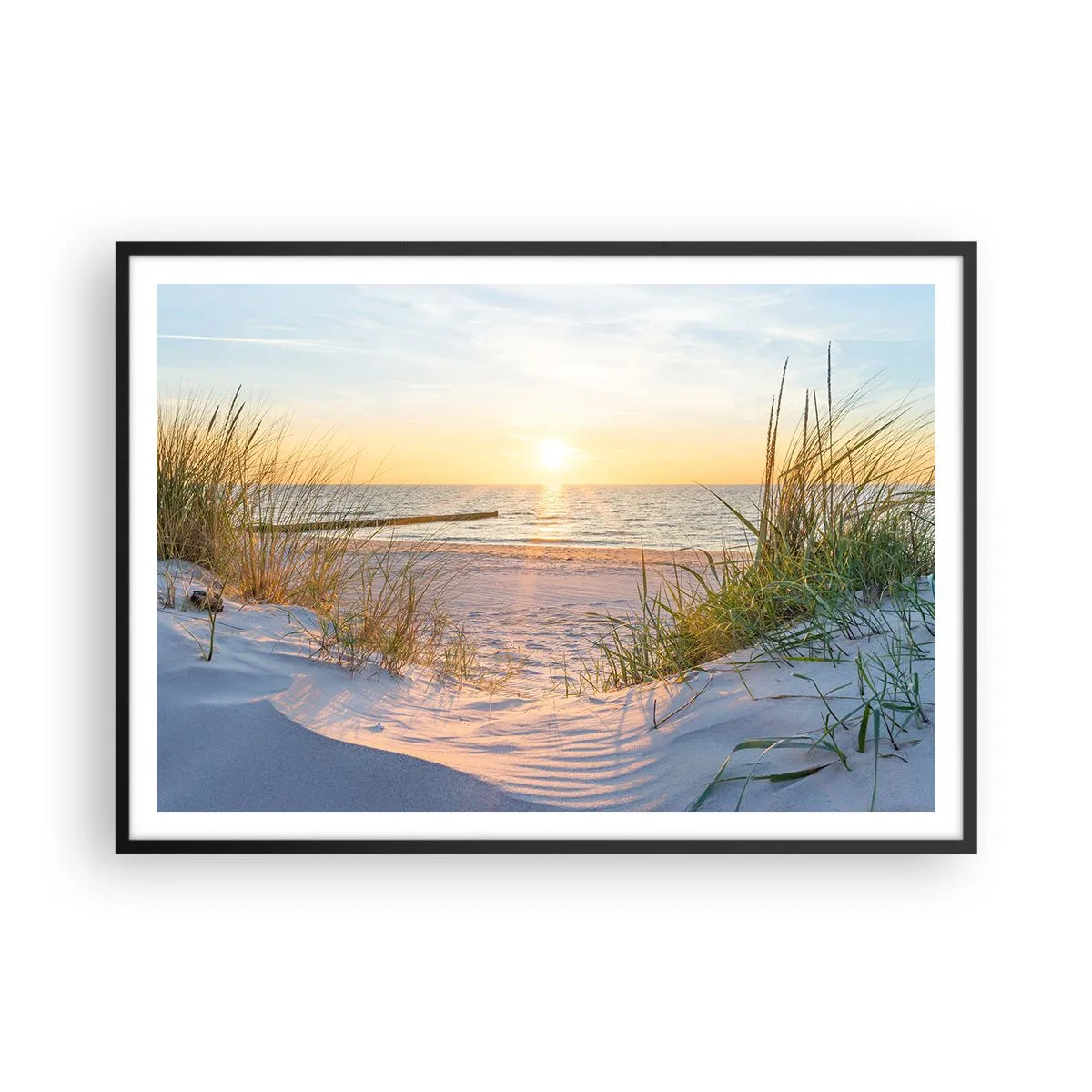 Affiche dans un cadre noir - Poster - Une plage de sable avec vue sur le coucher de soleil sur la mer - 100x70cm - Le bruit de la mer, le chant des oiseaux, une plage sauvage parmi les herbes… - Décoration murale moderne pour le salon et la chambre ARTTOR