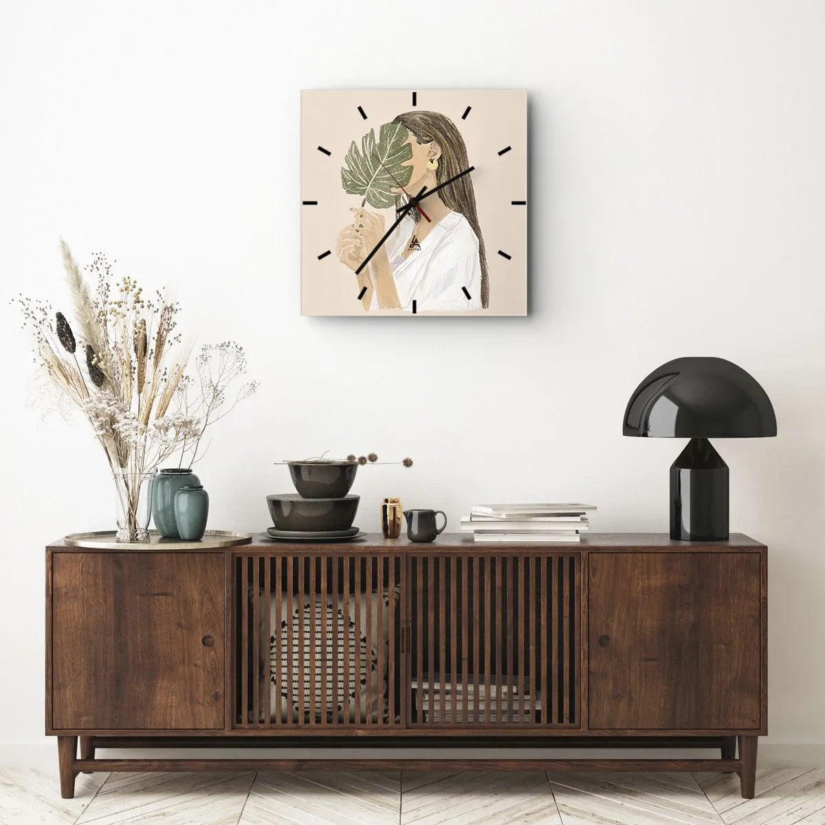 Horloge murale - Pendule murale - Portrait d'une femme avec une feuille de monstera sur fond beige - 30x30cm - Portrait mystérieux avec un éventail - Décoration murale moderne pour le salon et la chambre ARTTOR