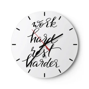 Horloge murale - Pendule murale - Inscription en noir et blanc « Travaillez dur, reposez-vous plus dur » sur fond blanc - 30x30cm - Équilibre de vie - Décoration murale moderne pour le salon, la cuisine et la chambre ARTTOR