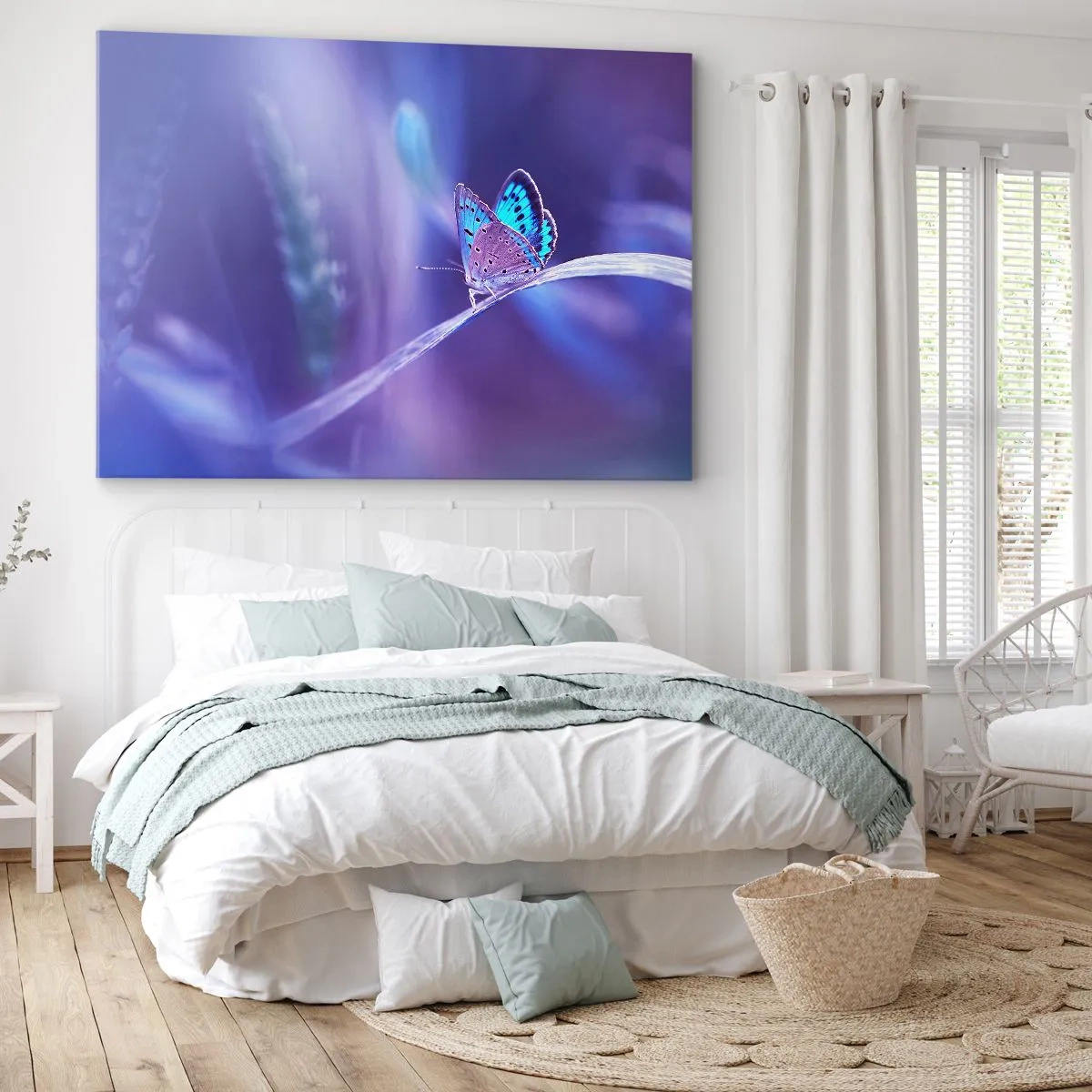 Impression sur toile - Image sur toile - Un délicat papillon bleu sur une tige dans une lumière violette - 100x70cm - Un joyau de la nature - Décoration murale moderne pour le salon et la chambre ARTTOR