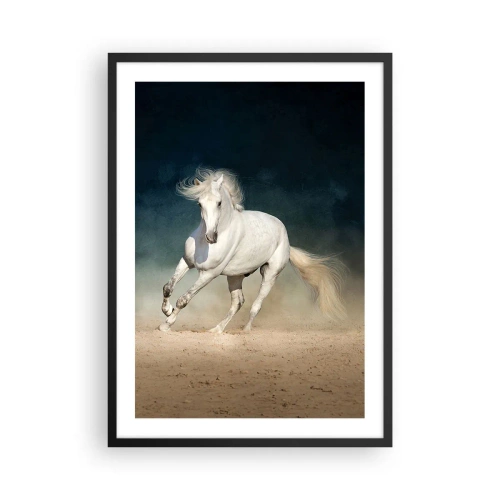 Affiche dans un cadre noir - Poster - Un cheval blanc galopant sur le sol sablonneux - 50x70cm - La liberté à l'état pur - Décoration murale moderne pour le salon et la chambre ARTTOR