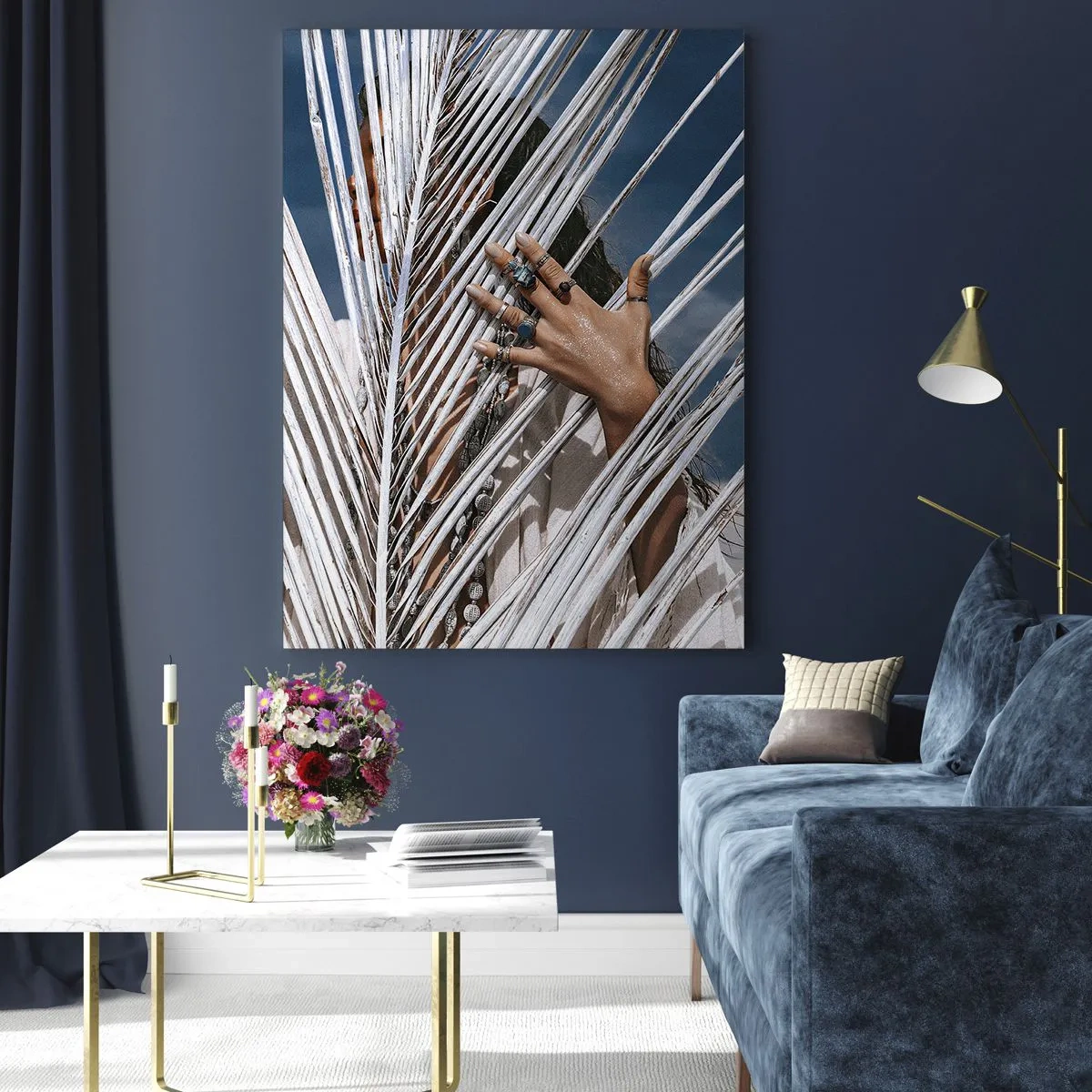 Impression sur verre - Image sur verre - Une femme cachée derrière des feuilles de palmier avec des bagues aux mains. - 80x120cm - Fille de chaman ? - Décoration murale moderne pour le salon et la chambre ARTTOR