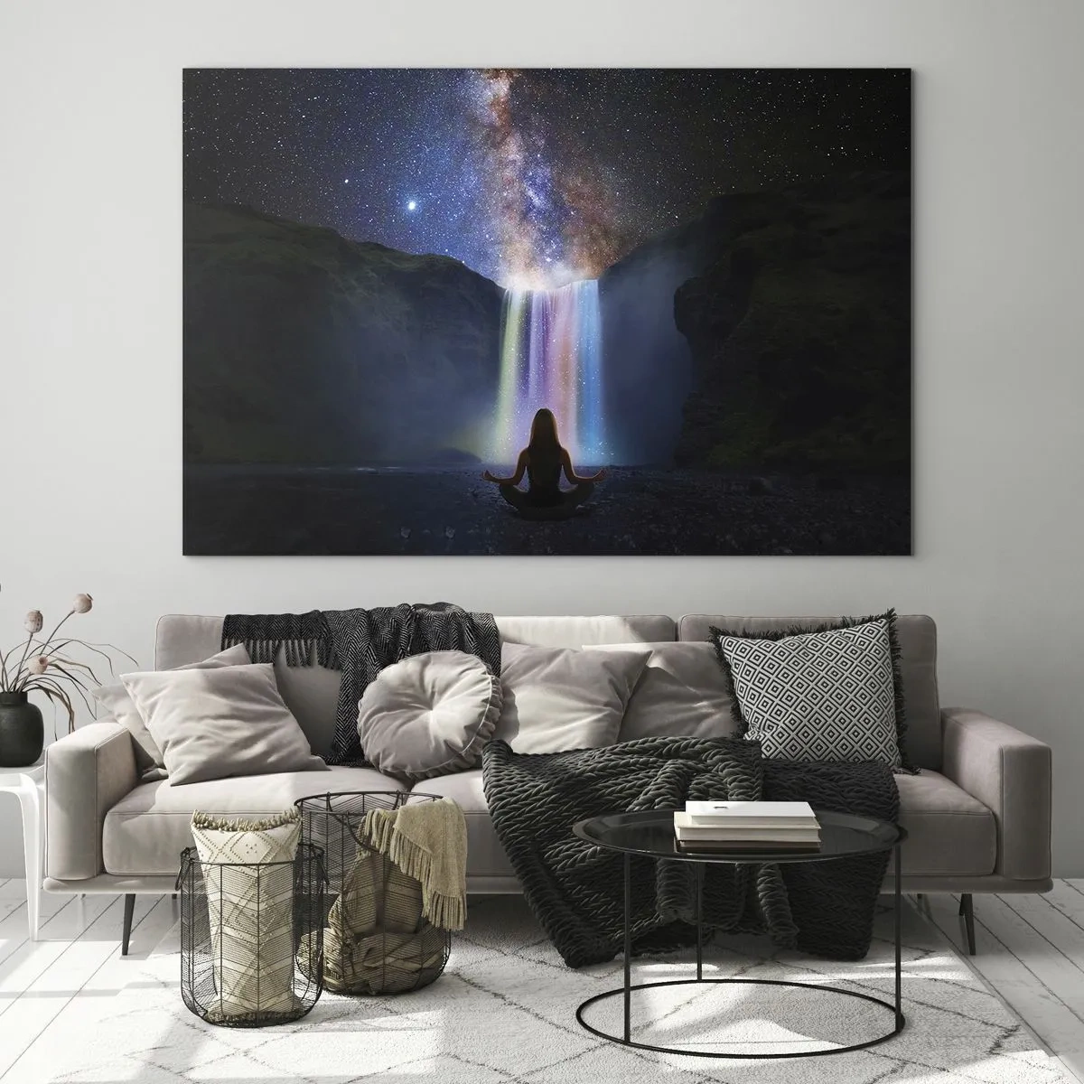 Impression sur verre - Image sur verre - Méditation devant une cascade colorée la nuit - 120x80cm - Harmonie absolue - Décoration murale moderne pour le salon et la chambre ARTTOR